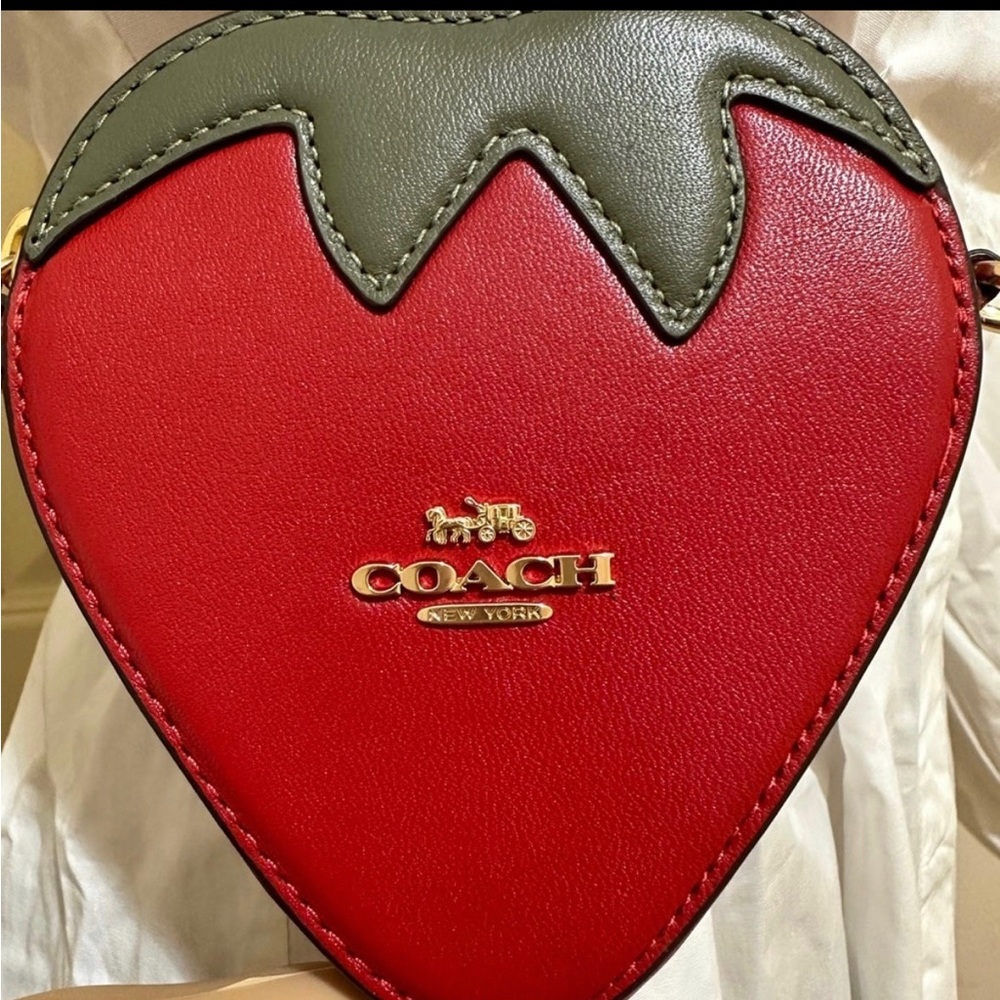 ❤️❤️❤️NEW Coach heart/strawberry shaped coin case/wallet on a chain ❤️❤️❤️ - Picture 2 of 12